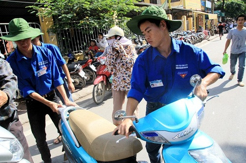 Dựng xe giúp người nhà thí sinh trong khi chờ kết thúc môn thi. Ảnh chụp tại ĐH Khoa học tự nhiên (ĐHQGHN). ĐÁP ÁN MÔN VĂN KHỐI C, D HỆ CAO ĐẲNG 2012 - ĐÁP ÁN MÔN SINH KHỐI B HỆ CAO ĐẲNG 2012 - ĐÁP ÁN MÔN VẬT LÝ KHỐI A, A1 HỆ CAO ĐẲNG 2012 Dựng xe giúp người nhà thí sinh trong khi chờ kết thúc môn thi. Ảnh chụp tại ĐH Khoa học tự nhiên (ĐHQGHN). ĐÁP ÁN MÔN VĂN KHỐI C, D HỆ CAO ĐẲNG 2012 - ĐÁP ÁN MÔN SINH KHỐI B HỆ CAO ĐẲNG 2012 - ĐÁP ÁN MÔN VẬT LÝ KHỐI A, A1 HỆ CAO ĐẲNG 2012