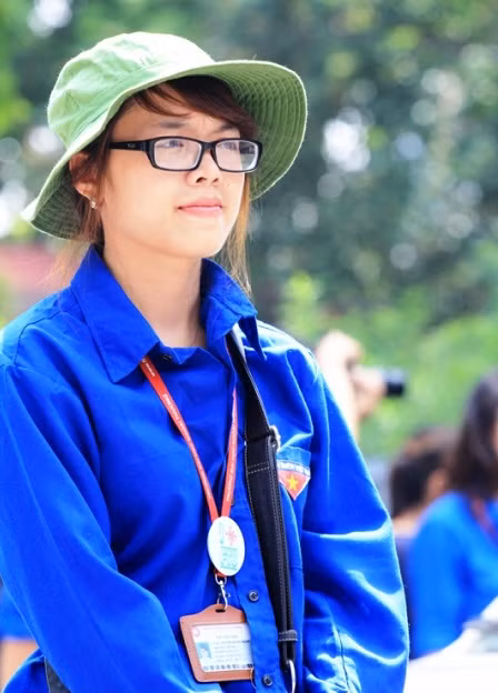 Trầm ngâm chờ thí sinh thi xong để hướng dẫn các em về địa điểm nhà trọ. ĐÁP ÁN MÔN VĂN KHỐI C, D HỆ CAO ĐẲNG 2012 - ĐÁP ÁN MÔN SINH KHỐI B HỆ CAO ĐẲNG 2012 - ĐÁP ÁN MÔN VẬT LÝ KHỐI A, A1 HỆ CAO ĐẲNG 2012