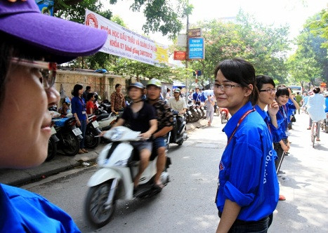 Sau mỗi buổi thi các sinh viên tình nguyện tự làm “giải phân cách” điều khiển giao thông tránh gây ùn tắc trước khu vực thi. ĐÁP ÁN MÔN VĂN KHỐI C, D HỆ CAO ĐẲNG 2012 - ĐÁP ÁN MÔN SINH KHỐI B HỆ CAO ĐẲNG 2012 - ĐÁP ÁN MÔN VẬT LÝ KHỐI A, A1 HỆ CAO ĐẲNG 2012 Sau mỗi buổi thi các sinh viên tình nguyện tự làm “giải phân cách” điều khiển giao thông tránh gây ùn tắc trước khu vực thi. ĐÁP ÁN MÔN VĂN KHỐI C, D HỆ CAO ĐẲNG 2012 - ĐÁP ÁN MÔN SINH KHỐI B HỆ CAO ĐẲNG 2012 - ĐÁP ÁN MÔN VẬT LÝ KHỐI A, A1 HỆ CAO ĐẲNG 2012