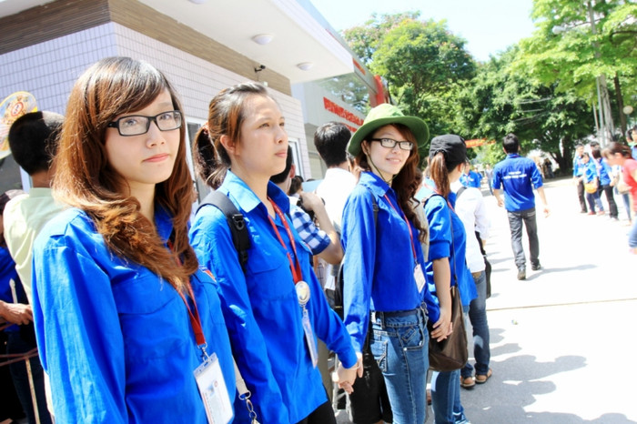 Xếp hàng làm thành hàng rào để đón thí sinh sau mỗi môn thi. ĐÁP ÁN MÔN VĂN KHỐI C, D HỆ CAO ĐẲNG 2012 - ĐÁP ÁN MÔN SINH KHỐI B HỆ CAO ĐẲNG 2012 - ĐÁP ÁN MÔN VẬT LÝ KHỐI A, A1 HỆ CAO ĐẲNG 2012 Xếp hàng làm thành hàng rào để đón thí sinh sau mỗi môn thi. ĐÁP ÁN MÔN VĂN KHỐI C, D HỆ CAO ĐẲNG 2012 - ĐÁP ÁN MÔN SINH KHỐI B HỆ CAO ĐẲNG 2012 - ĐÁP ÁN MÔN VẬT LÝ KHỐI A, A1 HỆ CAO ĐẲNG 2012