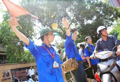 Đứng giữa trời nắng hướng dẫn chỉ đường cho người tham gia giao thông. ĐÁP ÁN MÔN VĂN KHỐI C, D HỆ CAO ĐẲNG 2012 - ĐÁP ÁN MÔN SINH KHỐI B HỆ CAO ĐẲNG 2012 - ĐÁP ÁN MÔN VẬT LÝ KHỐI A, A1 HỆ CAO ĐẲNG 2012 Đứng giữa trời nắng hướng dẫn chỉ đường cho người tham gia giao thông. ĐÁP ÁN MÔN VĂN KHỐI C, D HỆ CAO ĐẲNG 2012 - ĐÁP ÁN MÔN SINH KHỐI B HỆ CAO ĐẲNG 2012 - ĐÁP ÁN MÔN VẬT LÝ KHỐI A, A1 HỆ CAO ĐẲNG 2012