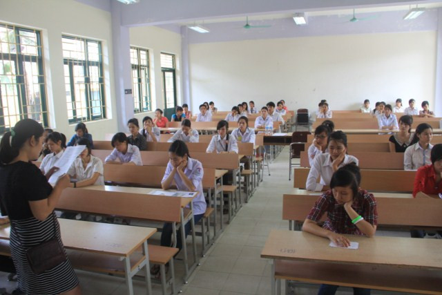 Các thí sinh tại Hội đồng thi trường ĐH Thương Mại nghe phổ biến quy chế. Ảnh Xuân Trung Các thí sinh tại Hội đồng thi trường ĐH Thương Mại nghe phổ biến quy chế. Ảnh Xuân Trung