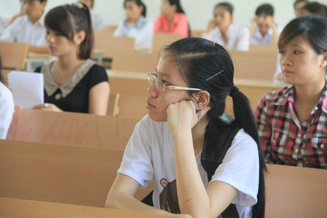 Thí sinh lắng nghe phổ biến quy chế thi sáng ngày 3/7. Ảnh Xuân Trung Thí sinh lắng nghe phổ biến quy chế thi sáng ngày 3/7. Ảnh Xuân Trung