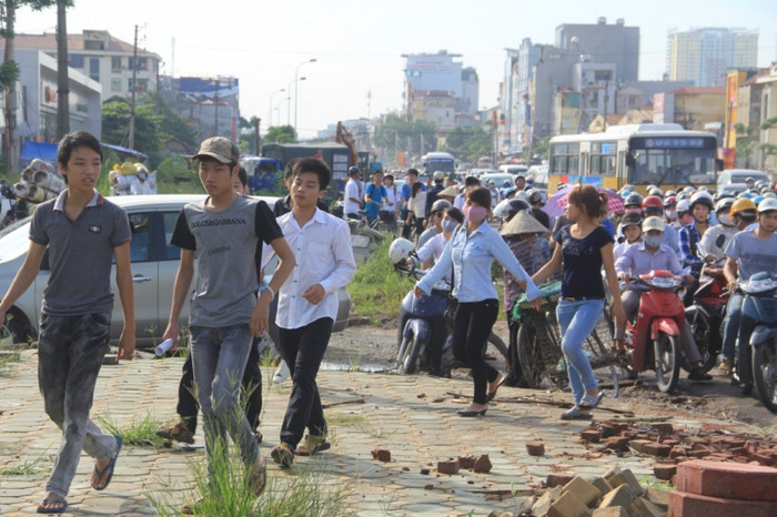 Nhiều thí sinh quyết đi bộ tới trường cho nhanh. Nhiều thí sinh quyết đi bộ tới trường cho nhanh.