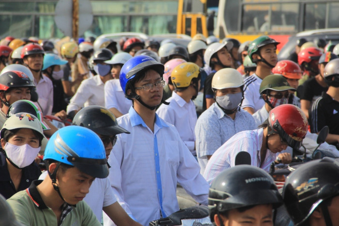 Người nhà ngán ngẩm nhìn dòng người đông đúc. Người nhà ngán ngẩm nhìn dòng người đông đúc.
