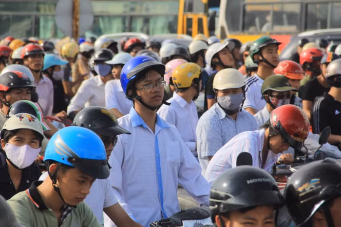 Người nhà ngán ngẩm nhìn dòng người đông đúc.