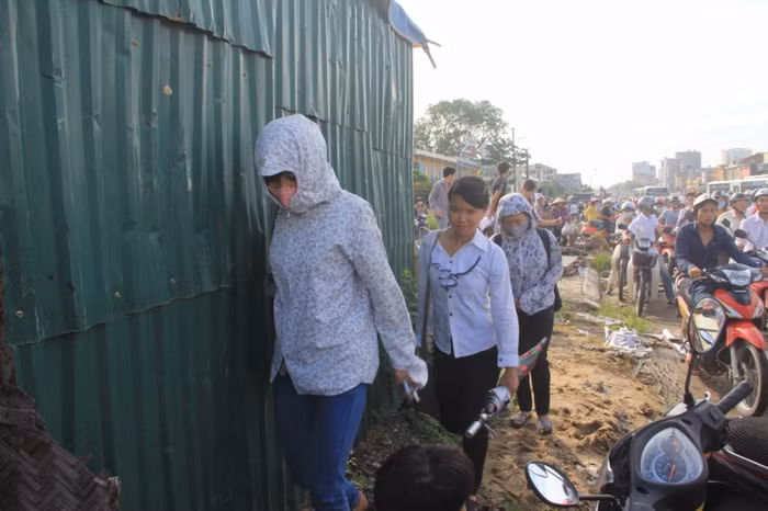 Thí sinh đi bộ tới điểm làm thủ tục dự thi.