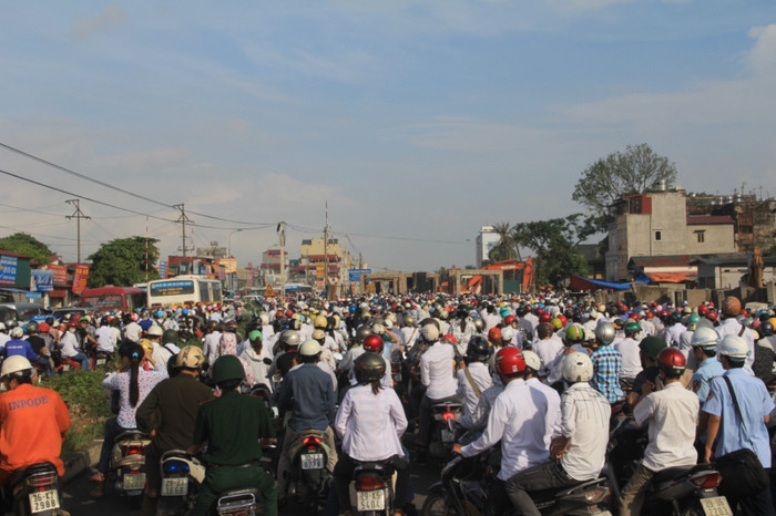 Nguyên nhân được xác định là do một số đoạn đường chưa làm xong xảy ra tình trạng "thắt cổ chai". Nguyên nhân được xác định là do một số đoạn đường chưa làm xong xảy ra tình trạng "thắt cổ chai".