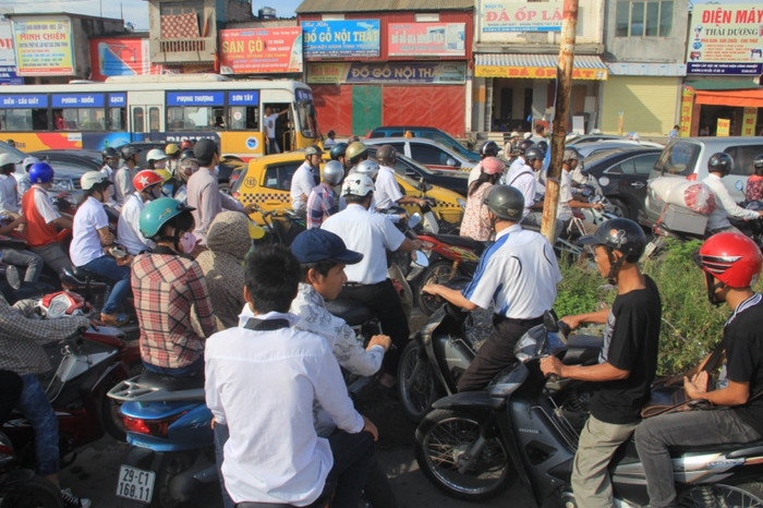 Nhiều thí sinh đến làm thủ tục muộn hơn dự kiến. Nhiều thí sinh đến làm thủ tục muộn hơn dự kiến.