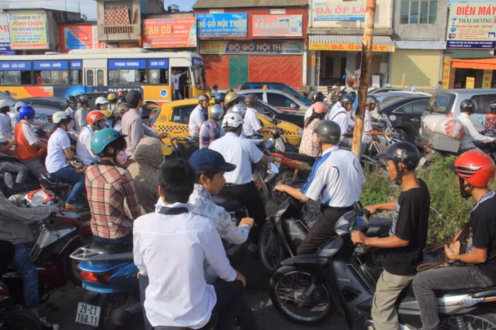 Nhiều thí sinh đến làm thủ tục muộn hơn dự kiến.