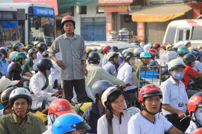 Nhiều người dân xung quanh không có chỗ quay xe đành bất lực đứng nhìn. Nhiều người dân xung quanh không có chỗ quay xe đành bất lực đứng nhìn.