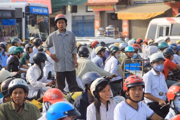 Nhiều người dân xung quanh không có chỗ quay xe đành bất lực đứng nhìn.