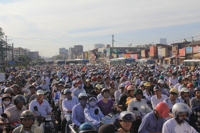 Nhìn cảnh này, các sĩ tử và phụ huynh chắc hẳn sẽ rất lo lắng, lo sợ bị lỡ giờ thi vì kẹt xe Nhìn cảnh này, các sĩ tử và phụ huynh chắc hẳn sẽ rất lo lắng, lo sợ bị lỡ giờ thi vì kẹt xe