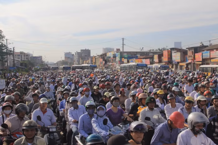 Nhìn cảnh này, các sĩ tử và phụ huynh chắc hẳn sẽ rất lo lắng, lo sợ bị lỡ giờ thi vì kẹt xe