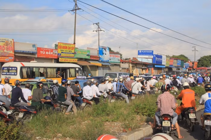 Đoạn đường Nhổn dẫn lên ĐH Công Nghiệp sáng nay tắc liên tục