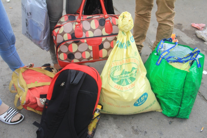 Nhiều thí sinh còn cẩn thận mang theo lương thực tự túc nấu ăn, nghe lời người thân không ăn cơm ngoài vì lo sợ ảnh hưởng tới sức khỏe.