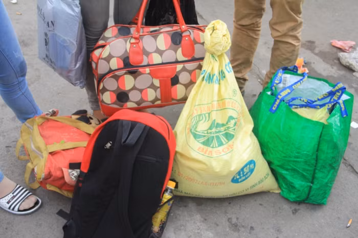 Nhiều thí sinh còn cẩn thận mang theo lương thực tự túc nấu ăn, nghe lời người thân không ăn cơm ngoài vì lo sợ ảnh hưởng tới sức khỏe.