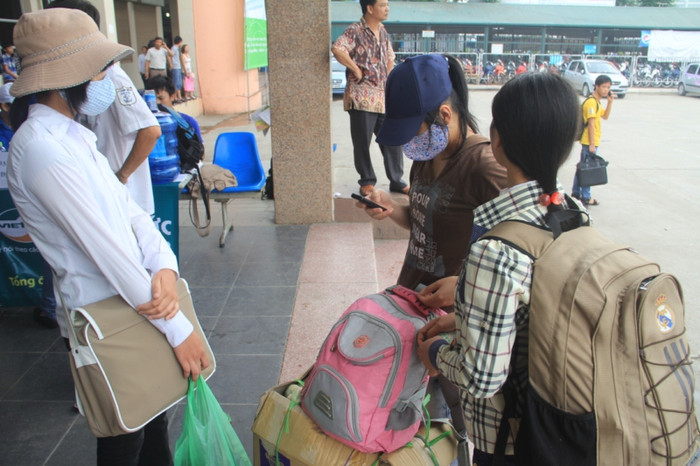 Tại BX Mỹ Đình buổi sáng sớm hôm nay rất nhiều thí sinh từ Thanh Hóa đổ về Hà Nội dự thi ĐH, CĐ đợt một, mỗi em thường kèm theo túi xách, ba lô lớn để sinh hoạt trong vài ngày trọ. Trong ảnh là các thí sinh đến từ huyện Tĩnh Gia-Thanh Hóa thi vào Trường ĐH Thương Mại.