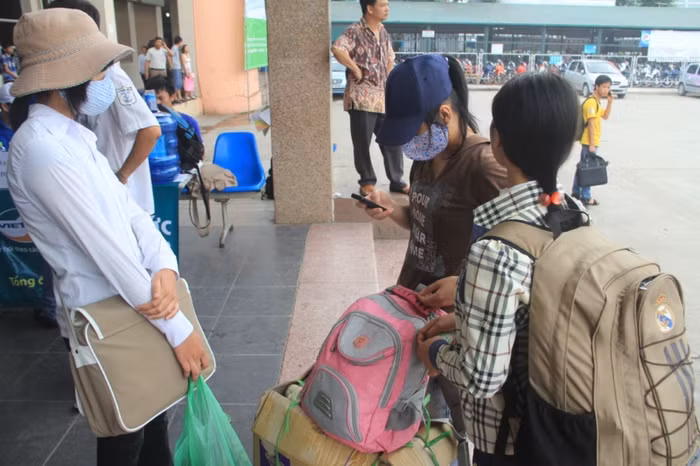 Tại BX Mỹ Đình buổi sáng sớm hôm nay rất nhiều thí sinh từ Thanh Hóa đổ về Hà Nội dự thi ĐH, CĐ đợt một, mỗi em thường kèm theo túi xách, ba lô lớn để sinh hoạt trong vài ngày trọ. Trong ảnh là các thí sinh đến từ huyện Tĩnh Gia-Thanh Hóa thi vào Trường ĐH Thương Mại.