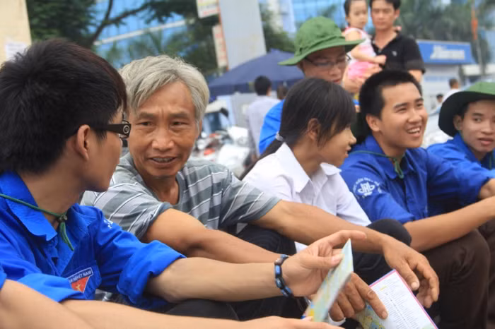 Một phụ huynh trong lúc nghỉ ngơi trò chuyện với sinh viên tình nguyện để tìm chỗ trọ giá rẻ.