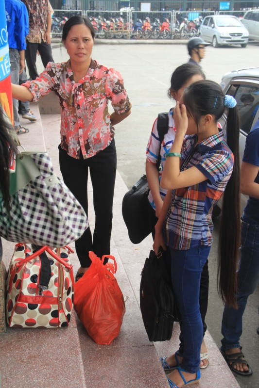 Người thân cùng các thí sinh đứng nghỉ cho đỡ mệt sau một chặng đường dài từ quê ra Hà Nội