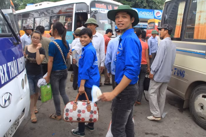 Tại các BX, lực lượng sinh viên tình nguyên luôn có mặt kịp thời và chủ động giúp thí sinh xách đồ.