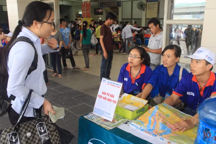 Những thí sinh tự do chủ động tìm đến các bàn tư vấn của sinh viên tình nguyện các trường.