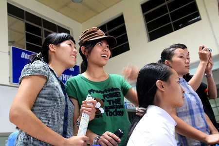 Các thí sinh vui mừng được hướng dẫn tận tình từ những anh chị sinh viên tình nguyện. Và có lẽ những nữ sinh này cũng đang ước ao một ngày nào đó được trở thành những "chiến sĩ áo xanh". Xem đáp án môn Vật lí - Xem đáp án môn Toán - Xem đáp án môn Hóa - Xem đáp án môn Ngoại ngữ Khối A1