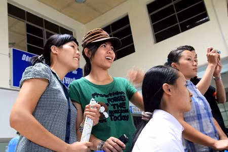 Các thí sinh vui mừng được hướng dẫn tận tình từ những anh chị sinh viên tình nguyện. Và có lẽ những nữ sinh này cũng đang ước ao một ngày nào đó được trở thành những "chiến sĩ áo xanh". Xem đáp án môn Vật lí - Xem đáp án môn Toán - Xem đáp án môn Hóa - Xem đáp án môn Ngoại ngữ Khối A1