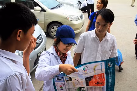 Thí sinh cùng người thân xem bản đồ đường đi về điểm thi. Xem đáp án môn Vật lí - Xem đáp án môn Toán - Xem đáp án môn Hóa - Xem đáp án môn Ngoại ngữ Khối A1