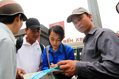 Các chiến sĩ áo xanh đã lao vào làm việc với mong muốn tiếp sức cho thí sinh làm bài tốt hơn, người nhà bớt lo lắng hơn. Xem đáp án môn Vật lí - Xem đáp án môn Toán - Xem đáp án môn Hóa - Xem đáp án môn Ngoại ngữ Khối A1