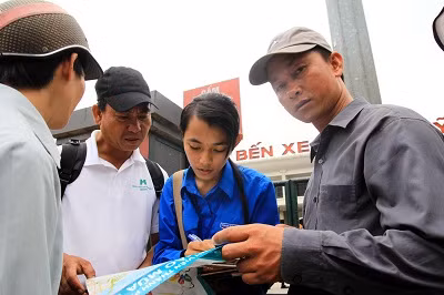 Các chiến sĩ áo xanh đã lao vào làm việc với mong muốn tiếp sức cho thí sinh làm bài tốt hơn, người nhà bớt lo lắng hơn. Xem đáp án môn Vật lí - Xem đáp án môn Toán - Xem đáp án môn Hóa - Xem đáp án môn Ngoại ngữ Khối A1