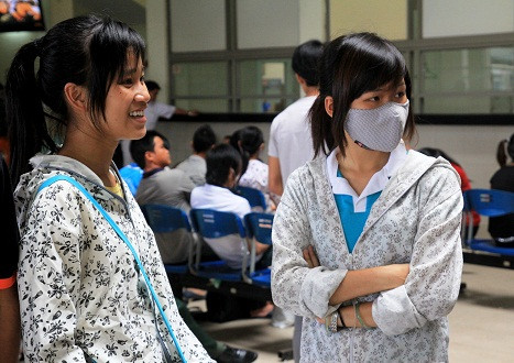 Các thí sinh đợi người thân trong phòng chờ BX Mỹ Đình. Xem đáp án môn Vật lí - Xem đáp án môn Toán - Xem đáp án môn Hóa - Xem đáp án môn Ngoại ngữ Khối A1