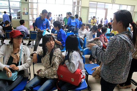 Trong lúc chờ đợi người nhà tới đón, các thí sinh tranh thủ trao đổi về chương trình ôn luyện. Đợt thi thứ hai có các khối B, C, D nên lượng thí sinh nữ khá lớn. Xem đáp án môn Vật lí - Xem đáp án môn Toán - Xem đáp án môn Hóa - Xem đáp án môn Ngoại ngữ Khối A1