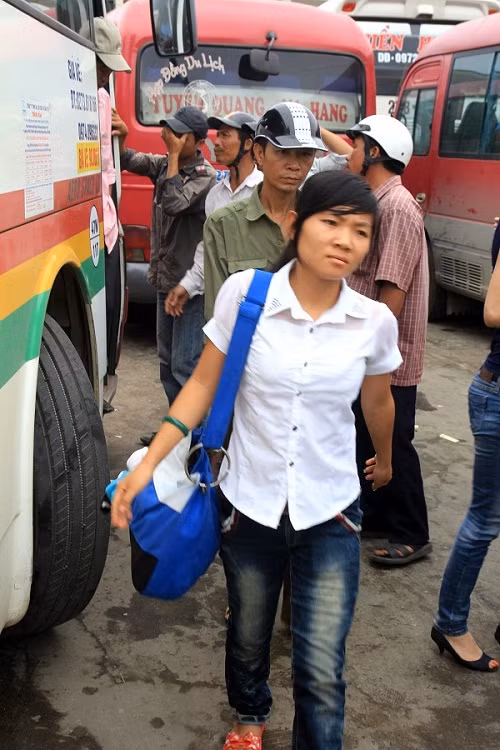 Sau một quãng đường dài thí sinh mệt mỏi bước xuống xe. Xem đáp án môn Vật lí - Xem đáp án môn Toán - Xem đáp án môn Hóa - Xem đáp án môn Ngoại ngữ Khối A1