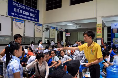 Các thí sinh đang dõi theo hướng dẫn của các tình nguyện viên tại BX Mỹ Đình sáng 7/7, trong số đó có những em cho biết mới lần đầu đến Hà Nội nên rất bỡ ngỡ. Xem đáp án môn Vật lí - Xem đáp án môn Toán - Xem đáp án môn Hóa - Xem đáp án môn Ngoại ngữ Khối A1