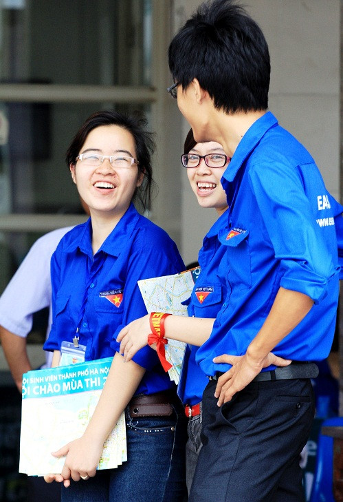 Tại các BX, nhà ga, điểm xe buýt năm nay không thể thiếu bóng dáng các sinh viên tình nguyện. Những sinh viên áo xanh luôn có mặt kịp thời tại các điểm thi, hướng dẫn nhiệt tình cho thí sinh và người nhà khi còn bỡ ngỡ về Hà Nội. Xem đáp án môn Vật lí - Xem đáp án môn Toán - Xem đáp án môn Hóa - Xem đáp án môn Ngoại ngữ Khối A1