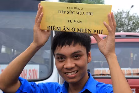 Đội sinh viên tình nguyện tiếp sức mùa thi từ Chùa Bằng A ra tận BX để đón thí sinh có nhu cầu về ăn ở miễn phí tại chùa. Xem đáp án môn Vật lí - Xem đáp án môn Toán - Xem đáp án môn Hóa - Xem đáp án môn Ngoại ngữ Khối A1