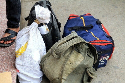 Nhiều thí sinh vô cùng vất vả, vượt cả trăm cây số về Hà Nội dự thi, và phải mang theo đầy đủ đồ dùng, đồ ăn để tiết kiệm mọi chi phí. Xem đáp án môn Vật lí - Xem đáp án môn Toán - Xem đáp án môn Hóa - Xem đáp án môn Ngoại ngữ Khối A1