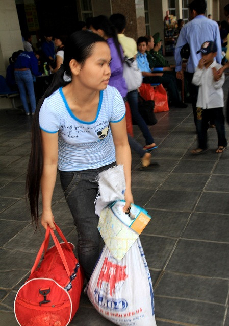 Thí sinh này xách gạo về nhà bạn nấu ăn trong ba ngày thi. Xem đáp án môn Vật lí - Xem đáp án môn Toán - Xem đáp án môn Hóa - Xem đáp án môn Ngoại ngữ Khối A1