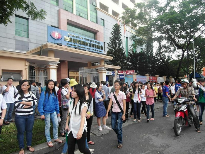 Thí sinh làm thủ tục dự thi tại ĐH KHXH & NV TP.HCM (Ảnh: Dương Cầm)