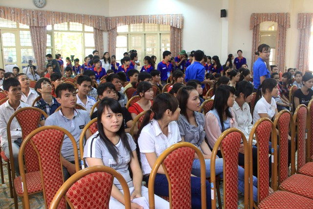 100 thí sinh có hoàn cảnh khó khăn và thí sinh người dân tộc thiểu số được Thành đoàn Hà Nội hỗ trợ trong đợt thi thứ nhất kỳ thi tuyển sinh ĐH, CĐ 2012. Ảnh Xuân Trung 100 thí sinh có hoàn cảnh khó khăn và thí sinh người dân tộc thiểu số được Thành đoàn Hà Nội hỗ trợ trong đợt thi thứ nhất kỳ thi tuyển sinh ĐH, CĐ 2012. Ảnh Xuân Trung