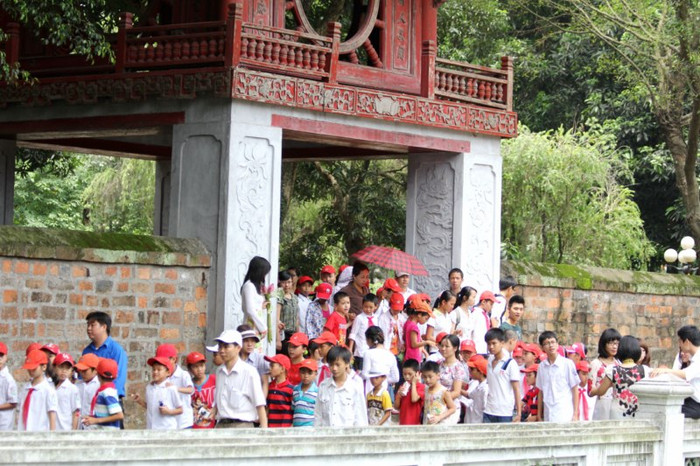 Từng đoàn học sinh về Văn Miếu tham quan. Đây là địa điểm đặt chân lí tưởng cho học sinh đến mỗi dịp nghỉ hè. TRA CỨU ĐIỂM THI ĐẠI HỌC CAO ĐẲNG 2012 Từng đoàn học sinh về Văn Miếu tham quan. Đây là địa điểm đặt chân lí tưởng cho học sinh đến mỗi dịp nghỉ hè. TRA CỨU ĐIỂM THI ĐẠI HỌC CAO ĐẲNG 2012
