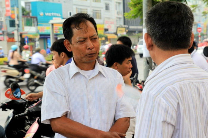 Hai ông bố trò chuyện với nhau trong khi chờ con làm bài môn Toán tại trường ĐH Thương Mại sáng ngày 4/7. Xem đáp án môn Vật lí - Xem đáp án môn Toán - Xem đáp án môn Hóa - Xem đáp án môn Ngoại ngữ Khối A1 Hai ông bố trò chuyện với nhau trong khi chờ con làm bài môn Toán tại trường ĐH Thương Mại sáng ngày 4/7. Xem đáp án môn Vật lí - Xem đáp án môn Toán - Xem đáp án môn Hóa - Xem đáp án môn Ngoại ngữ Khối A1
