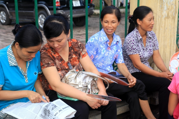 Bốn phụ huynh mỗi người một vẻ trò chuyện trong khi chờ con làm bài môn Toán tại điểm thi trường ĐH Thương Mại. Xem đáp án môn Vật lí - Xem đáp án môn Toán - Xem đáp án môn Hóa - Xem đáp án môn Ngoại ngữ Khối A1 Bốn phụ huynh mỗi người một vẻ trò chuyện trong khi chờ con làm bài môn Toán tại điểm thi trường ĐH Thương Mại. Xem đáp án môn Vật lí - Xem đáp án môn Toán - Xem đáp án môn Hóa - Xem đáp án môn Ngoại ngữ Khối A1