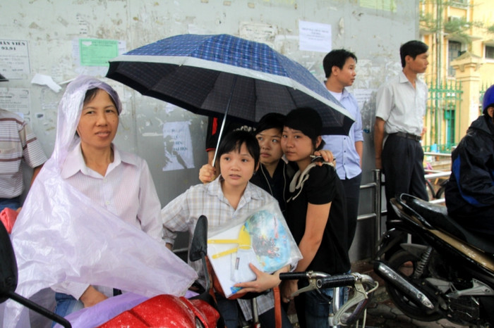 Hình ảnh xúc động dưới cơn mưa chờ thí sinh đi thi tại ĐH Thương Mại. Xem đáp án môn Vật lí - Xem đáp án môn Toán - Xem đáp án môn Hóa - Xem đáp án môn Ngoại ngữ Khối A1 Hình ảnh xúc động dưới cơn mưa chờ thí sinh đi thi tại ĐH Thương Mại. Xem đáp án môn Vật lí - Xem đáp án môn Toán - Xem đáp án môn Hóa - Xem đáp án môn Ngoại ngữ Khối A1