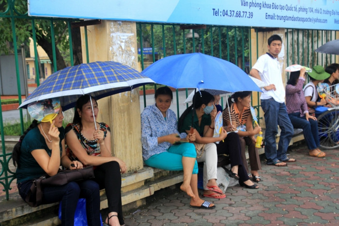 Những cơn mưa rào bất chợt trút xuống khiến phụ huynh vất vả hơn. Xem đáp án môn Vật lí - Xem đáp án môn Toán - Xem đáp án môn Hóa - Xem đáp án môn Ngoại ngữ Khối A1 Những cơn mưa rào bất chợt trút xuống khiến phụ huynh vất vả hơn. Xem đáp án môn Vật lí - Xem đáp án môn Toán - Xem đáp án môn Hóa - Xem đáp án môn Ngoại ngữ Khối A1