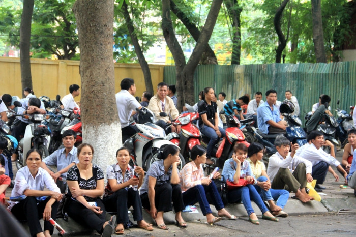 Vỉa hè là người bạn quen thuộc với các bà mẹ khi các con đi thi... Xem đáp án môn Vật lí - Xem đáp án môn Toán - Xem đáp án môn Hóa - Xem đáp án môn Ngoại ngữ Khối A1 Vỉa hè là người bạn quen thuộc với các bà mẹ khi các con đi thi... Xem đáp án môn Vật lí - Xem đáp án môn Toán - Xem đáp án môn Hóa - Xem đáp án môn Ngoại ngữ Khối A1