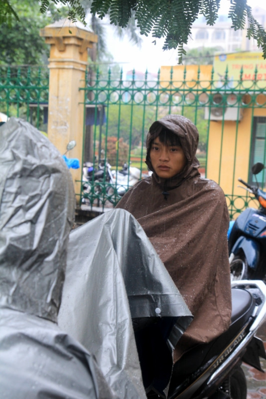 Vẻ mặt lo âu của một người nhà thí sinh. Xem đáp án môn Vật lí - Xem đáp án môn Toán - Xem đáp án môn Hóa - Xem đáp án môn Ngoại ngữ Khối A1 Vẻ mặt lo âu của một người nhà thí sinh. Xem đáp án môn Vật lí - Xem đáp án môn Toán - Xem đáp án môn Hóa - Xem đáp án môn Ngoại ngữ Khối A1