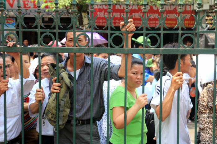 Những ánh mắt trông ngóng của phụ huynh tại HV Tài Chính trong buổi thi môn Vật lý chiều ngày 4/7. Những cơn mưa to bất chợt, nhưng rồi ngay sau đó trời lại nắng rất to... nhưng tất cả phụ huynh đều quyết "bám trụ". Xem đáp án môn Vật lí - Xem đáp án môn Toán - Xem đáp án môn Hóa - Xem đáp án môn Ngoại ngữ Khối A1 Những ánh mắt trông ngóng của phụ huynh tại HV Tài Chính trong buổi thi môn Vật lý chiều ngày 4/7. Những cơn mưa to bất chợt, nhưng rồi ngay sau đó trời lại nắng rất to... nhưng tất cả phụ huynh đều quyết "bám trụ". Xem đáp án môn Vật lí - Xem đáp án môn Toán - Xem đáp án môn Hóa - Xem đáp án môn Ngoại ngữ Khối A1